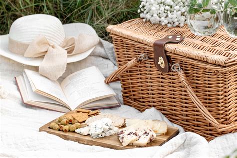 luxurious picnic baskets